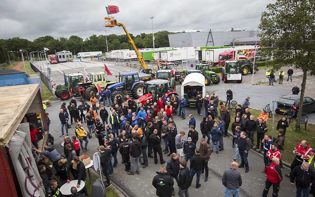 Boeren blokkeren het distributiecentrum van Albert Heijn in Zwolle, waardoor er 230 winkels niet kunnen worden bevoorraad. Boeren zijn boos vanwege de te lage prijzen die ze in hun ogen voor hun producten krijgen. beeld ANP