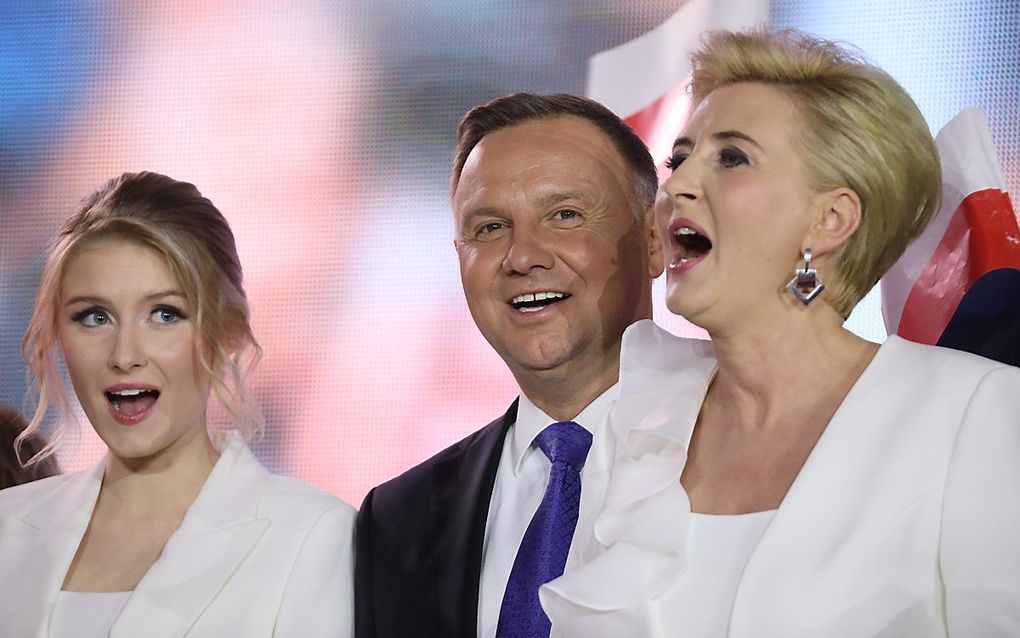 Andrzej Duda (m.), geflankeerd door zijn vrouw Agata Kornhauser-Duda (r.) en dochter Kinga Duda (l.). beeld EPA