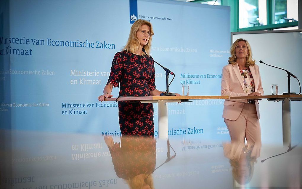 Staatssecretaris Mona Keijzer (Economische Zaken en Klimaat)en Directeur-hoofdinspecteur AgentschapTelecom, Angeline van Dijk maken op haar ministerie de opbrengst bekend van de veiling van 5G-frequenties. beeld ANP