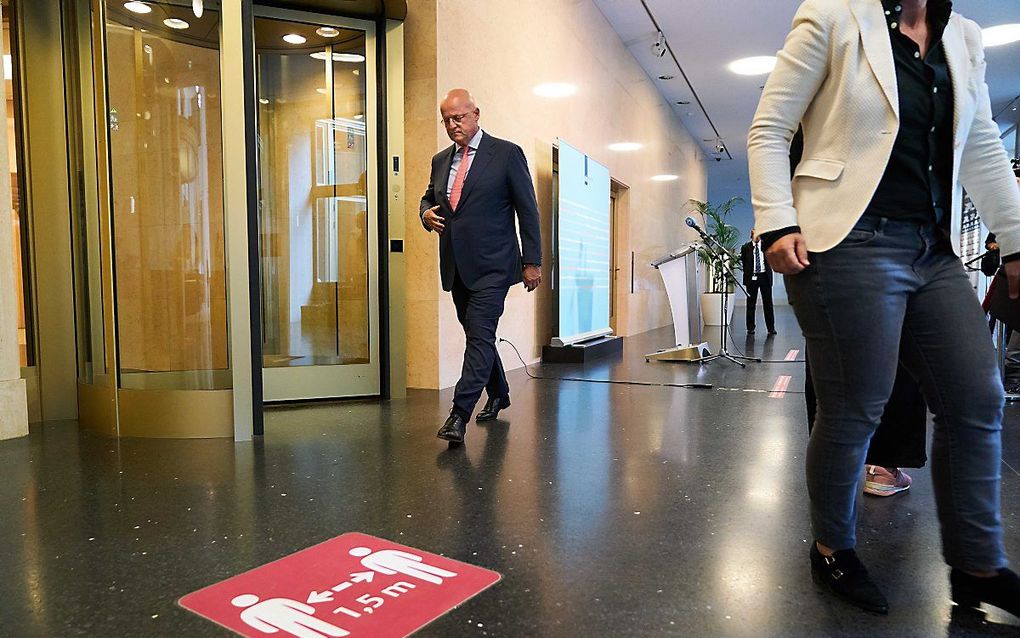 Minister Grapperhaus op weg naar de persconferentie. beeld ANP