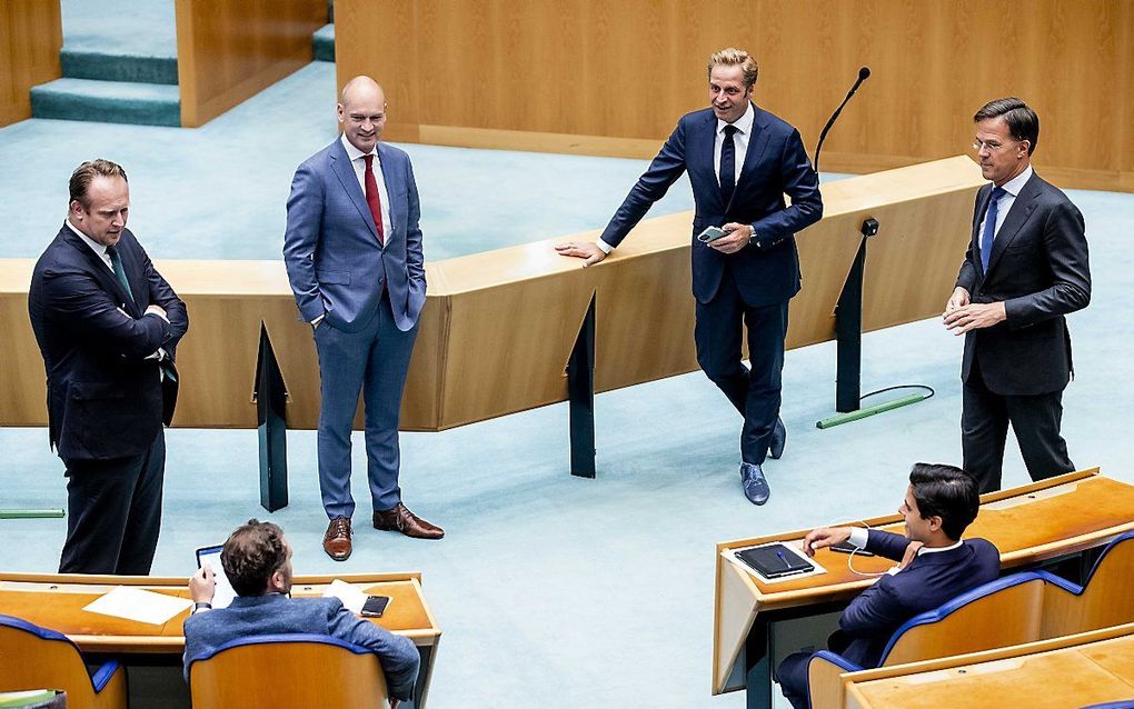 Pieter Heerma (CDA), Klaas Dijkhoff (VVD), Gert-Jan Segers (ChristenUnie), minister Hugo de Jonge van Volksgezondheid, Welzijn en Sport, Rob Jetten (D66) en premier Mark Rutte tijdens het debat in de Tweede Kamer over de waardering van zorgmedewerkers. Ee