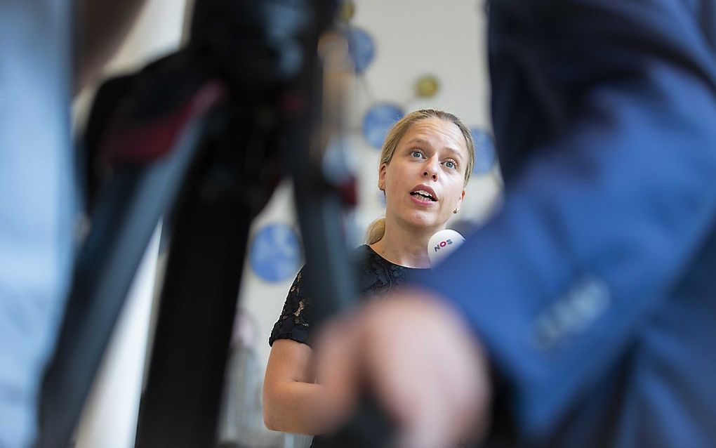 Minister Carola Schouten van Landbouw, Natuur en Voedselkwaliteit licht het intrekken van de veevoermaatregel toe aan de pers. beeld ANP, Laurens van Putten