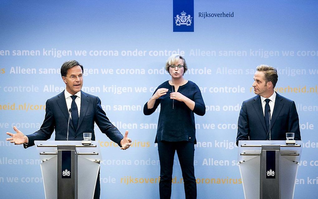 Premier Mark Rutte (L) en minister Hugo de Jonge (Volksgezondheid, Welzijn en Sport) tijdens een persconferentie over de huidige stand van zaken omtrent het coronavirus in Nederland. beeld ANP, Sem van der Wal