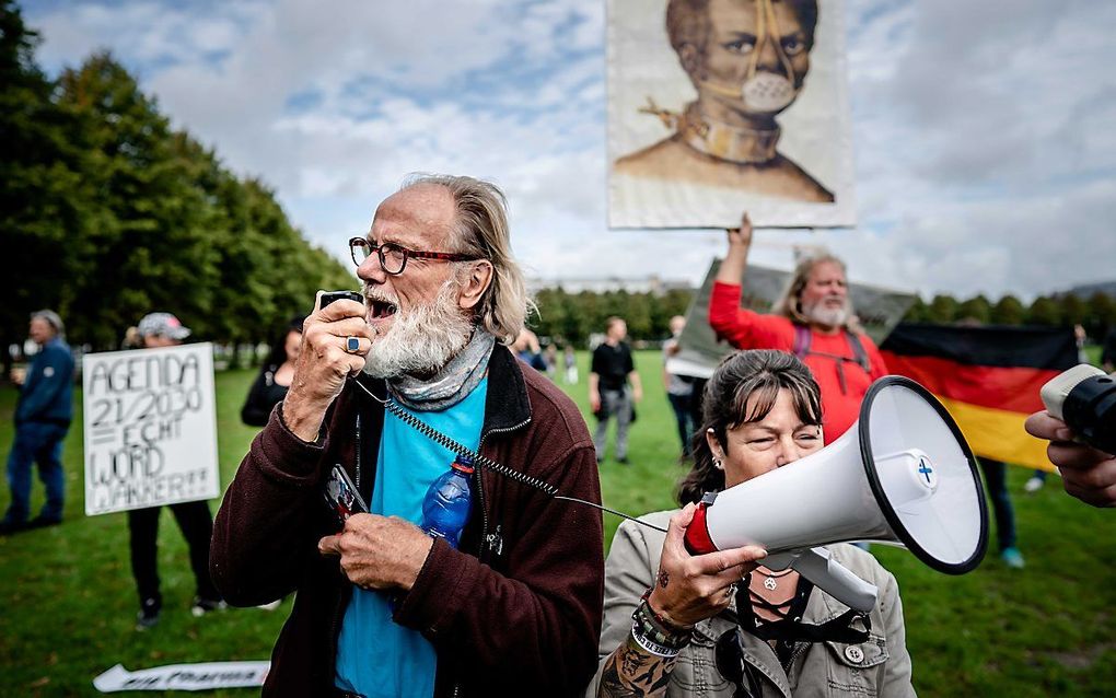 Tegenstanders van de spoedwet, die een juridische onderbouwing moet bieden voor de coronamaatregelen van het kabinet, protesteren op het Malieveld. beeld ANP BART MAAT