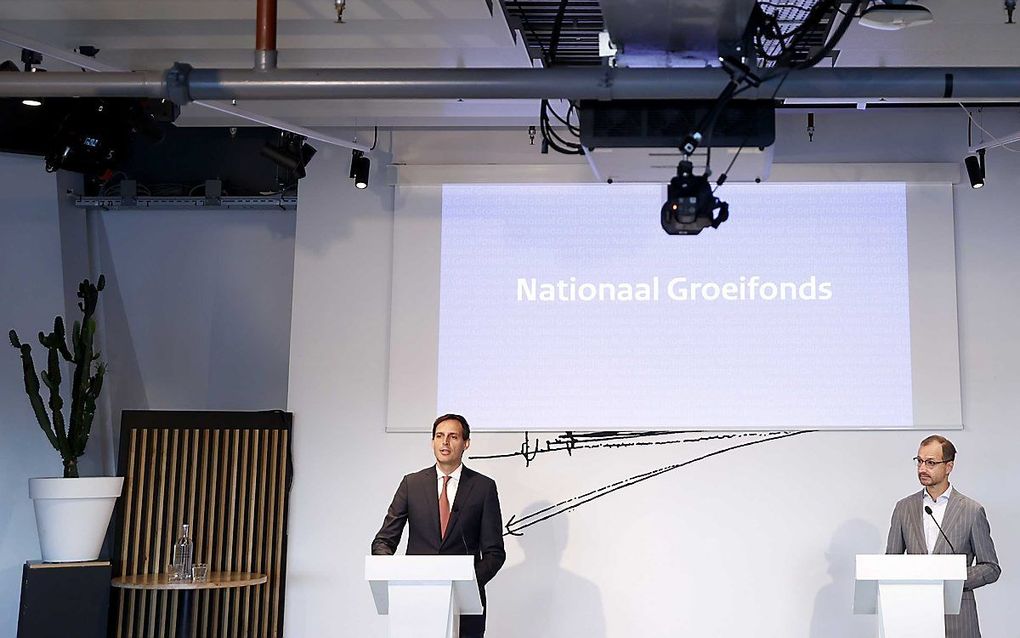 Ministers Wopke Hoekstra (L, Financien) en Eric Wiebes (Economische Zaken) presenteren een investeringsfonds waarmee het kabinet onder meer geld in vergroening, infrastructuur en onderzoek willen steken. Dat Nationaal Groeifonds met een grootte van 20 mil