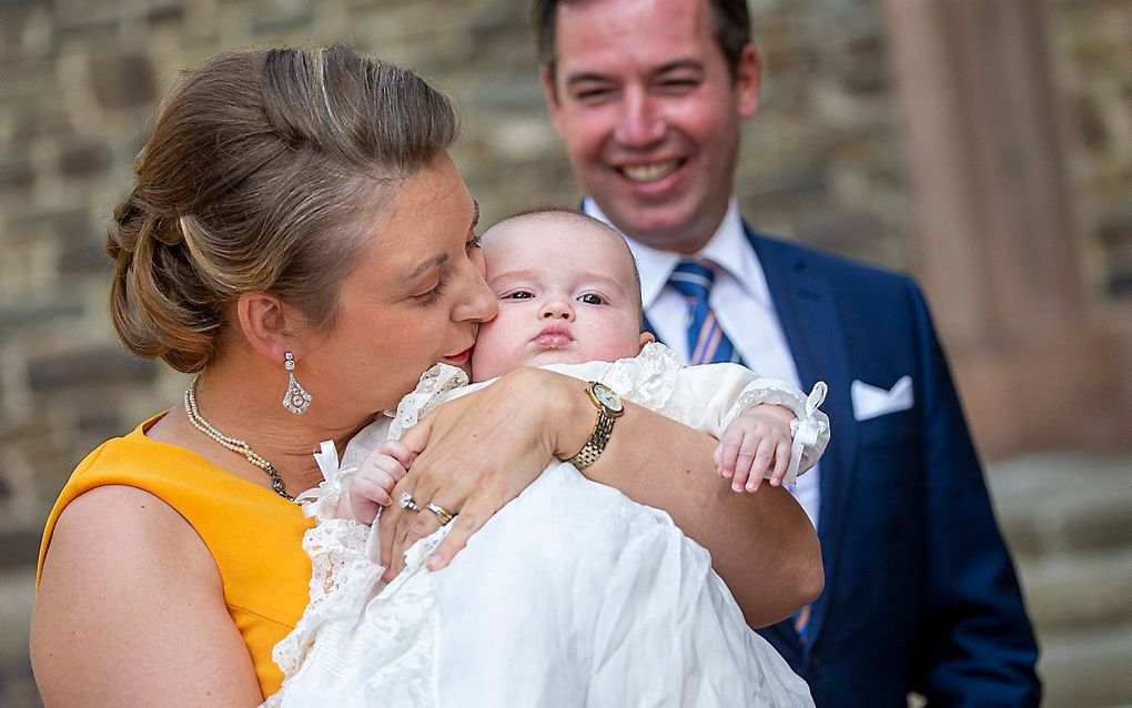 Erfgroothertog Guillaume en erfgroothertogin Stéphanie met hun zoontje, Charles. beeld EPA, Julien Warnand