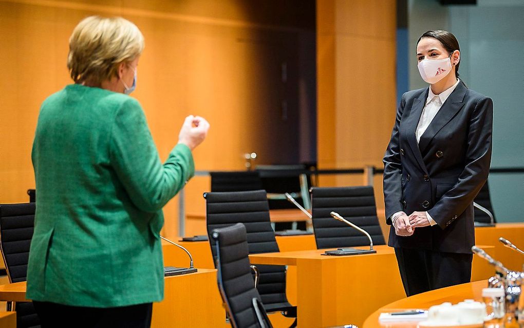 De Duitse bondskanselier Angela Merkel (l.) ontmoet de Wit-Russische oppositieleidster Sevtlana Tichanovskaya in Berlijn. beeld EPA