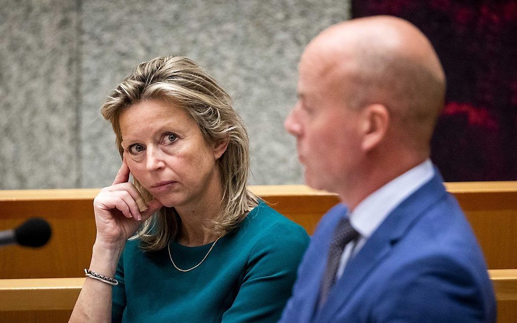 Minister Ollongren en staatssecretaris Knops tijdens de behandeling van de begroting van Binnenlandse Zaken. beeld ANP, Sem van der Wal