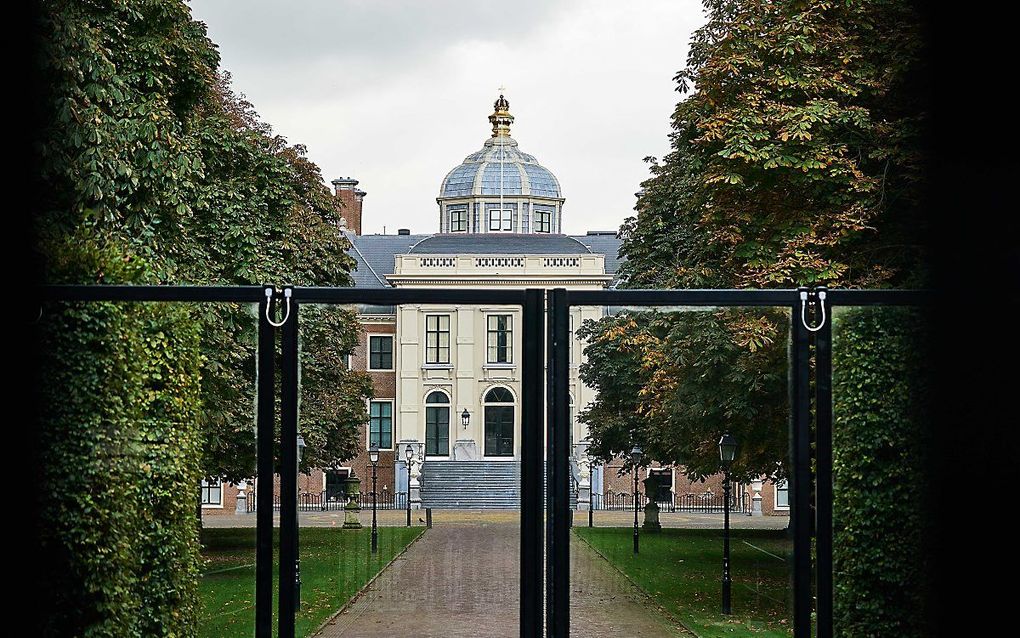 Kort na hun aankomst werd op paleis Huis ten Bosch in Den Haag de koninklijke standaard (vlag) gehesen, ten teken dat de koning weer in Nederland is. beeld ANP