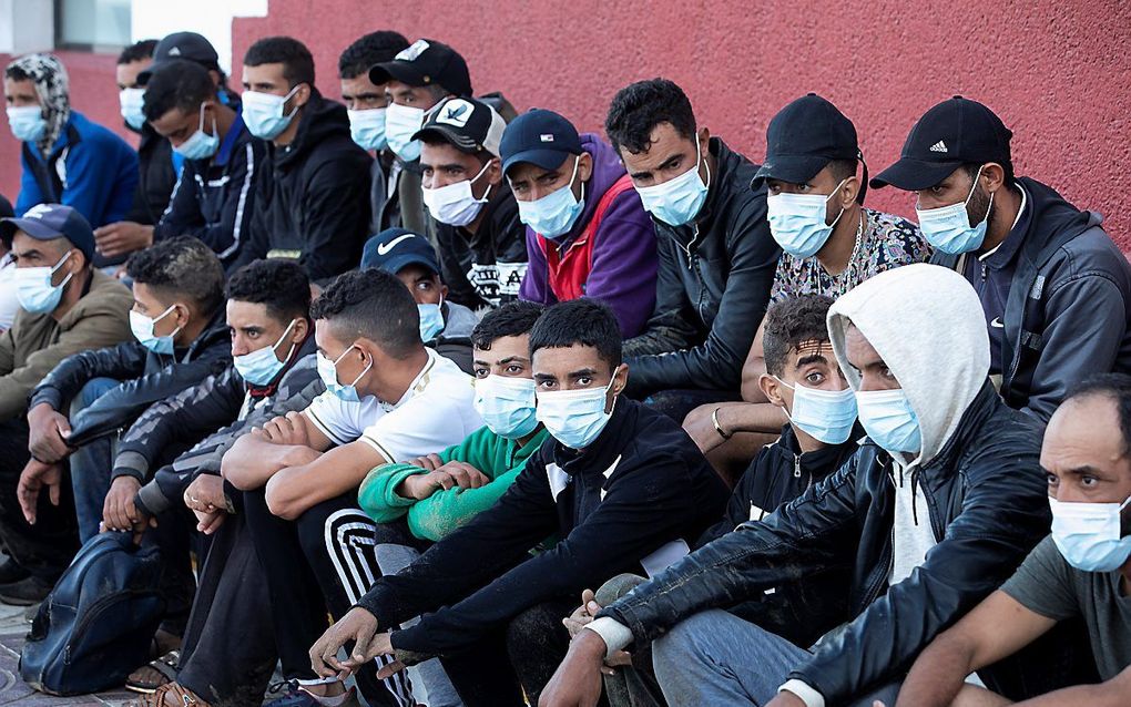 Migranten na aankomst op de Canarische Eilanden, dinsdag. beeld EPA, Quinque Curbelo