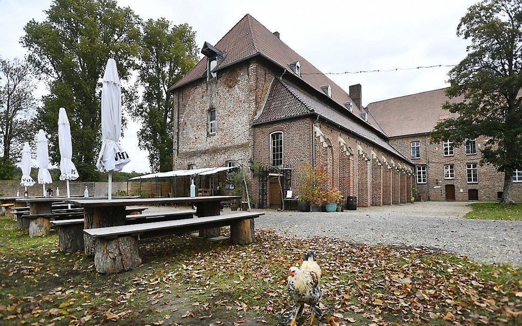 Volgens een woordvoerder van justitie bleek er in het klooster Graefenthal een soort geloofsgemeenschap te huizen, die volgens hem ook een sekte genoemd kan worden. beeld ANP, Piroschka van de Wouw