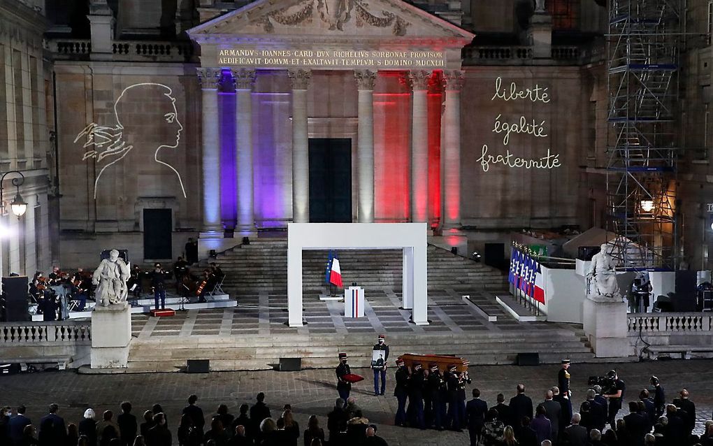 In de Sorbonne-universiteit in Parijs werd Paty postuum onderscheiden met de hoogste Franse civiele onderscheiding, de Légion d’Honneur. beeld EPA, Francois Mori