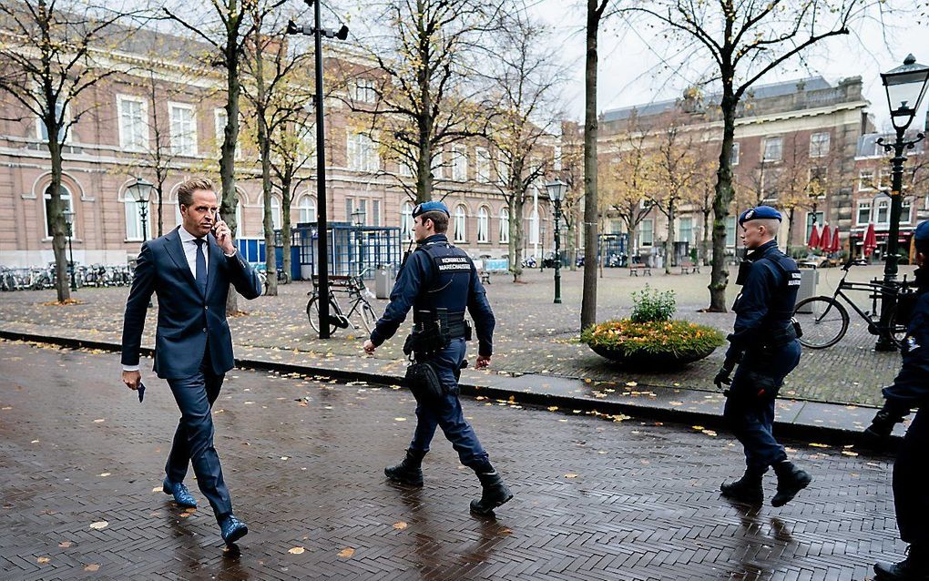 De Jonge, al bellend op weg naar het coronadebat van woensdag. beeld ANP, Bart Maat