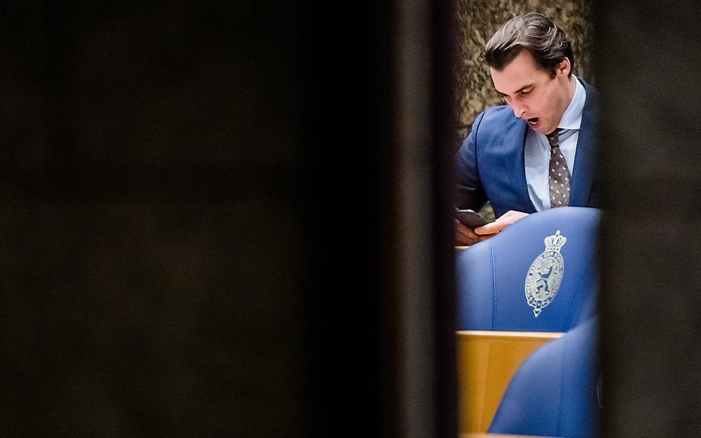 Thierry Baudet (FvD) tijdens het plenair debat in de Tweede Kamer over de ontwikkelingen rondom het coronavirus. beeld ANP BART MAAT