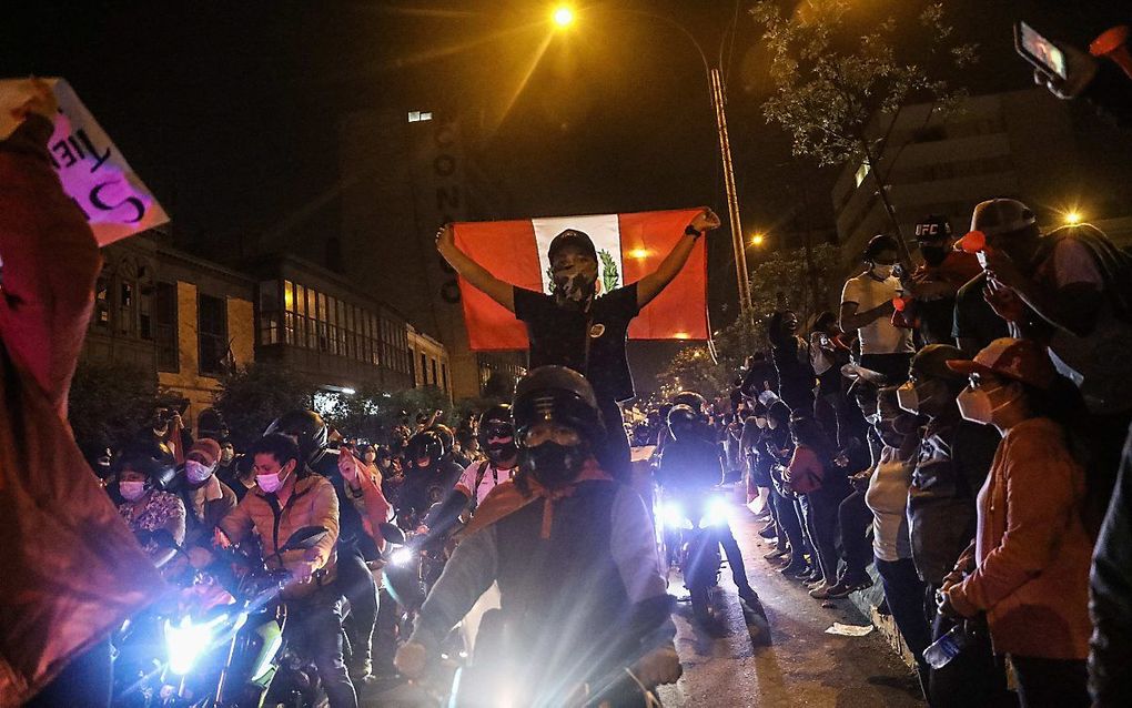 In Lima wordt het vertrek van Manuel Merino gevierd. beeld EPA/Aldair Mejia