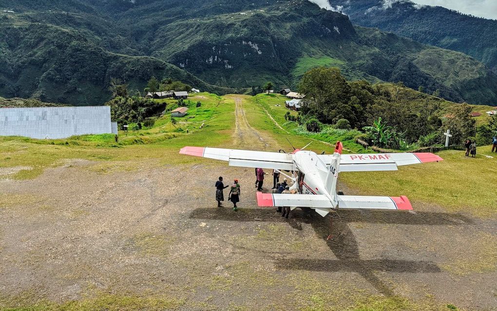 Vliegtuig van MAF bij bergdorp Ninia, in Papoea. beeld MAF International