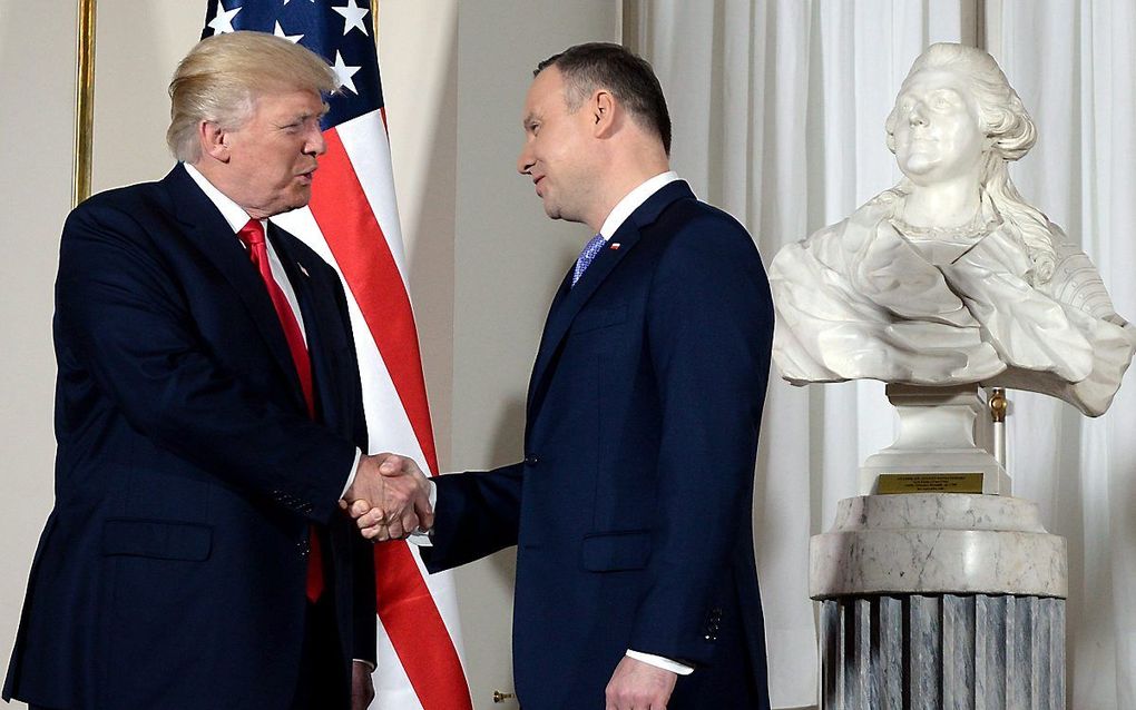 Trump schudt de hand van de Poolse president Duda. Beeld EPA