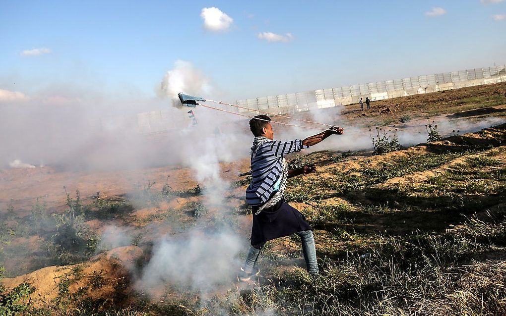 Een Palestijnse jongen bij de grens tussen Gaza en Israël. beeld EPA