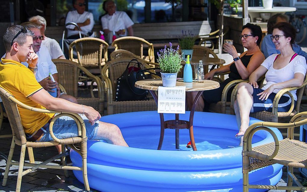 In Nijmegen zoeken mensen verkoeling op een terras. beeld ANP