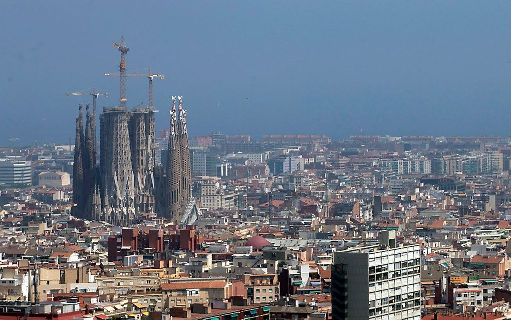 Zicht op Barcelona, met links de Sagrada Familia: een van de aanvankelijke doelwitten van de aanslagen in augustus 2017 in de stad. beeld EPA, Quinque Garcia