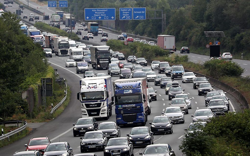 Verkeersdrukte bij Dortmund op vrijdag 12 juli. beeld EPA