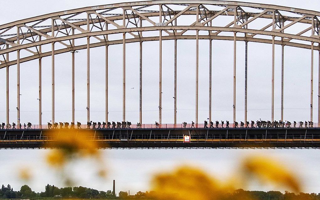 Wandelaars op de Waalbrug, dinsdagochtend. beeld ANP