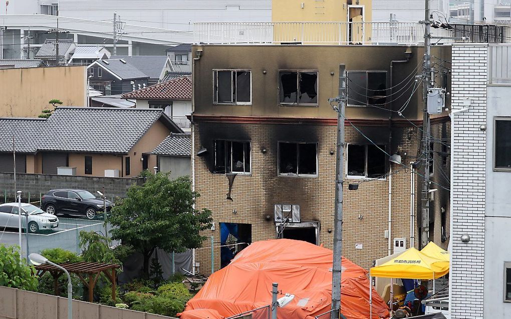 De uitgebrande studio in het Japanse Kyoto. Bij de brand kwamen donderdag zeker 33 mensen om het leven. beeld EPA