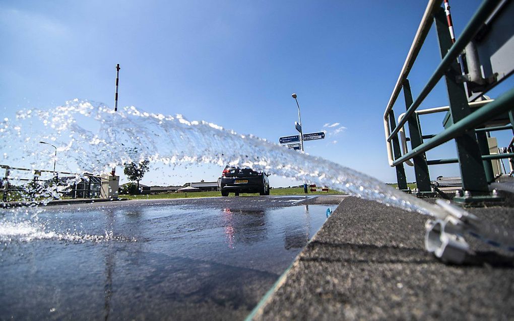 Het wegdek van de T.A. Musschengabrug wordt besproeid vanwege de hoge temperaturen. De provincie doet dit om schade aan de brug te voorkomen. beeld ANP