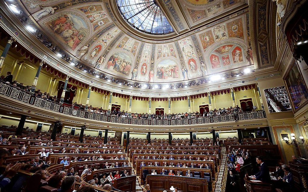 De Spaanse premier Pedro Sanchez (r.) tijdens een toespraak voor het Spaanse parlement. beeld EPA, Emilio Naranjo