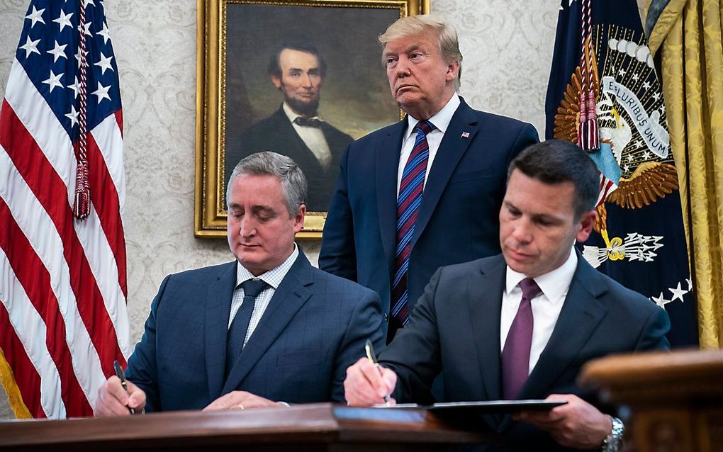 De Amerikaanse president Donald Trump, minister van Binnenlandse Veiligheid Kevin McAleenan (R) en de minister van Binnenlandse Zaken van Guatemala, Enrique Degenhart. beeld EPA