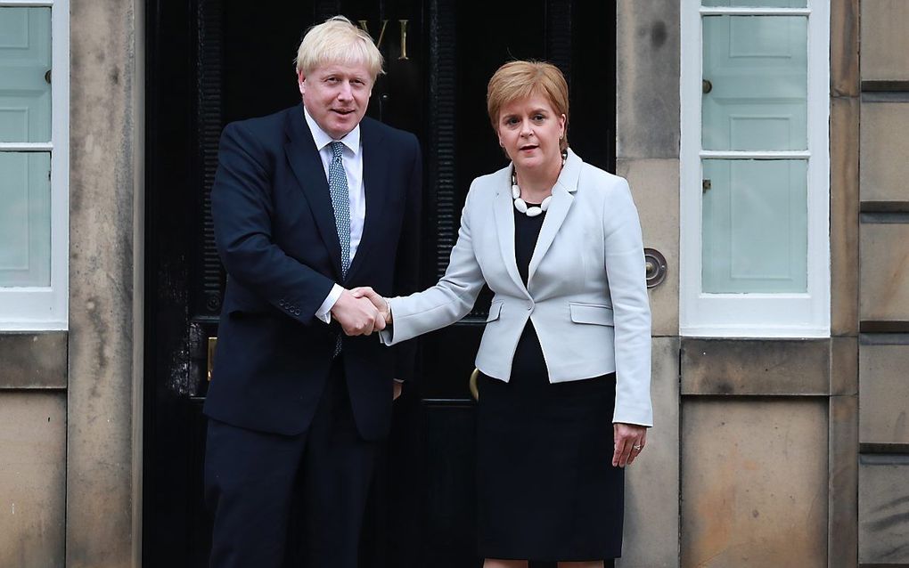 De Britse premier Boris Johnson (l.) met de Schotse leider Nicola Sturgeon, maandag in Edingburgg. beeld EPA, Stewart Attwood