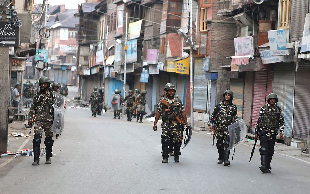 Indiase soldaten in de straten van Srinagar, woensdag. beeld EPA, Farooq Khan