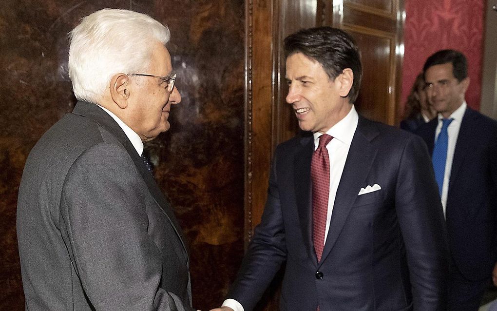 De Italiaanse president Sergio Mattarella en vertrekkend minister-president Giuseppe Conte. beeld EPA