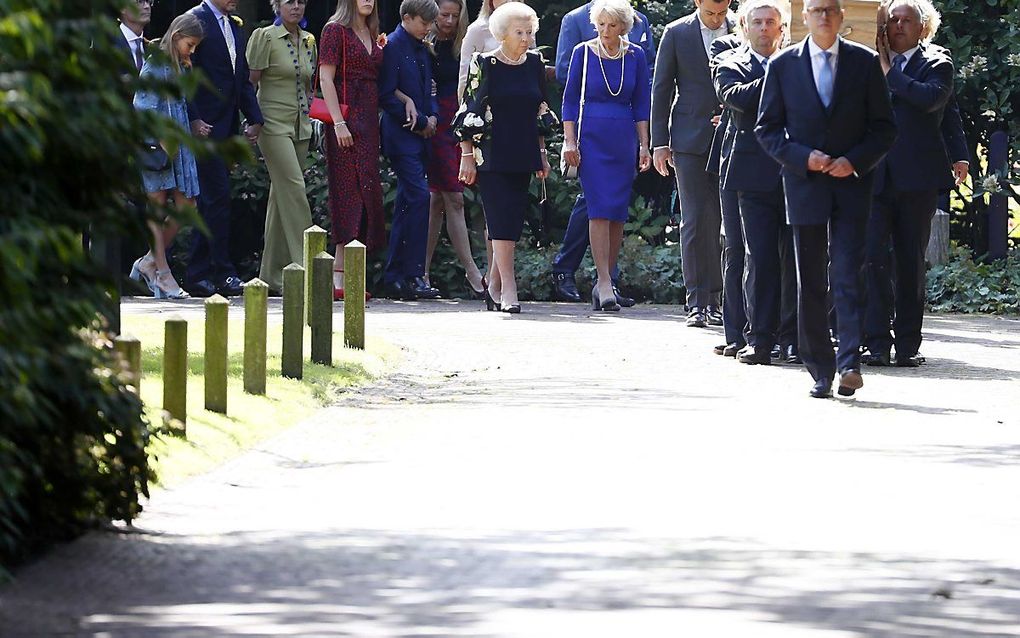 De kist met het lichaam van prinses Christina wordt onder begeleiding van de familie vanuit de Koepel van Fagel overgebracht naar het Koetshuis van de Koninklijke Stallen. beeld ANP