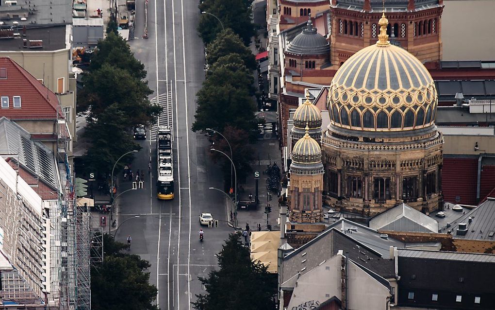 De synagoge aan de Oranienburger Strasse in Berlijn. De Centrale Joodse Raad in Duitsland richt zich in zijn onderzoek op het leven in Joodse gemeenschappen. beeld Clemens Bilan