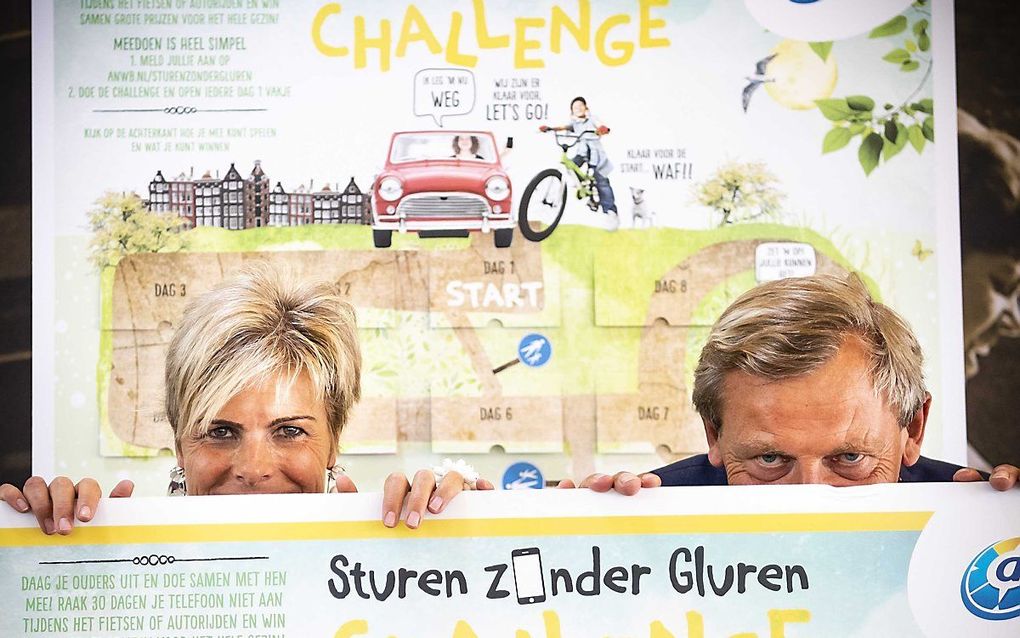 Prinses Laurentien en ANWB-hoofddirecteur Frits van Bruggen trappen de nieuwe campagne ‘Sturen zonder gluren’ af. beeld ANP