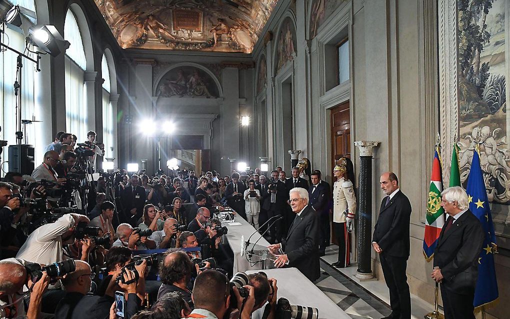 President Sergio Mattarella (r.) spreekt de pers toe. beeld EPA