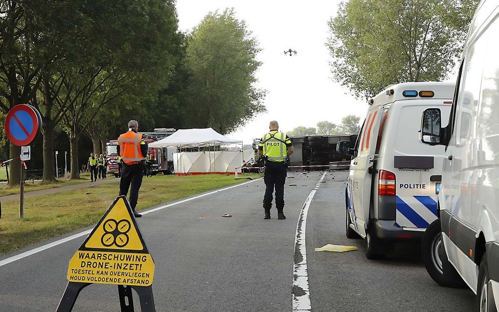 De politie in Oost-Brabant kreeg maandag iets na 16.00 uur een melding over het ongeval. Volgens een woordvoerder van de politie ging het om een frontale botsing op de Vegetasscheweg, een 80 kilometerweg in een buitengebied van de gemeente Grave.  beeld A