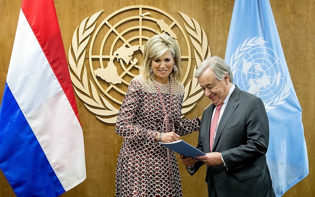 Koning Máxima overhandigt haar jaarverslag aan secretaris-generaal António Guterres van de VN. beeld ANP