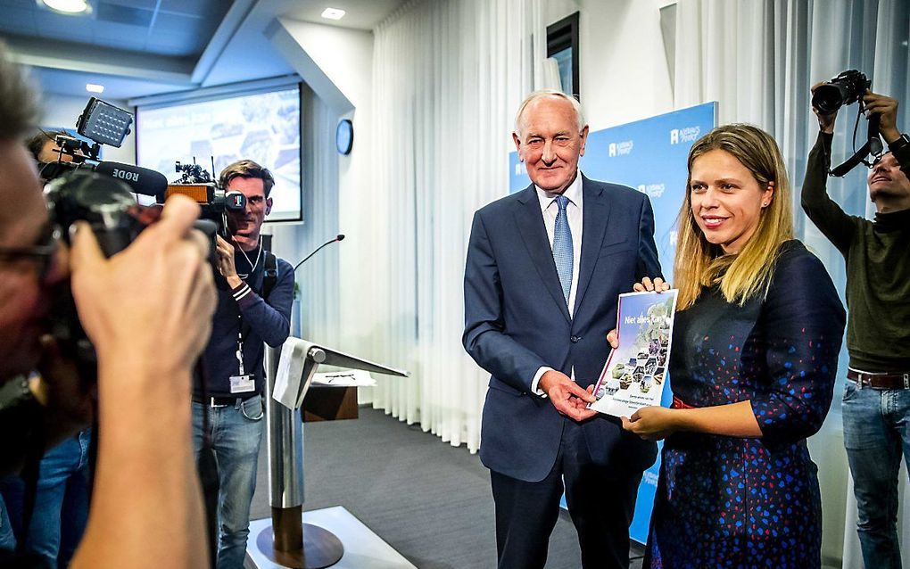 Minister Carola Schouten (r.) ontvangt uit handen van oud-minister en commissievoorzitter Johan Remkes in Nieuwspoort de aanbevelingen hoe op korte termijn om te gaan met de stikstofproblematiek in Nederland. beeld ANP, Remko de Waal