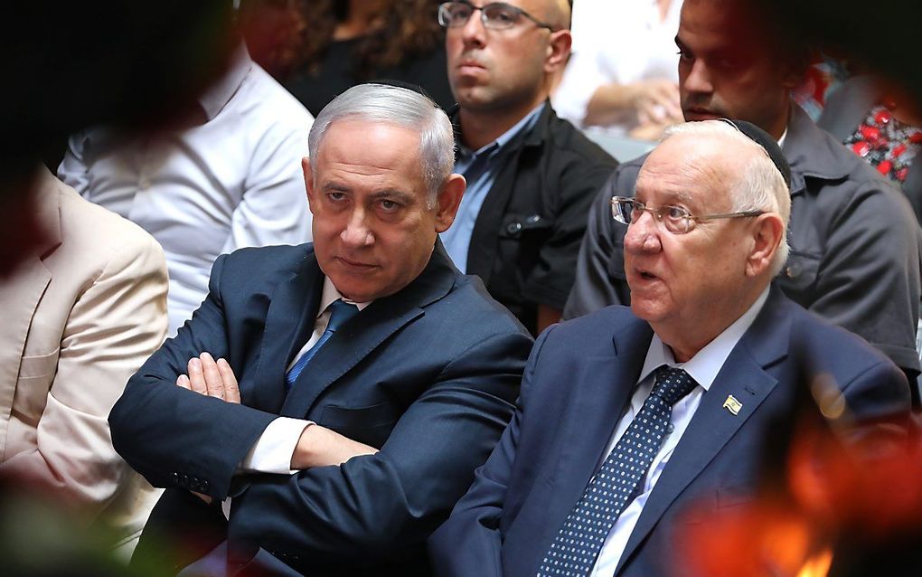 De Israëlische premier Benjamin Netanyahu (links) en de Israëlische president Reuven Rivlin. beeld EPA