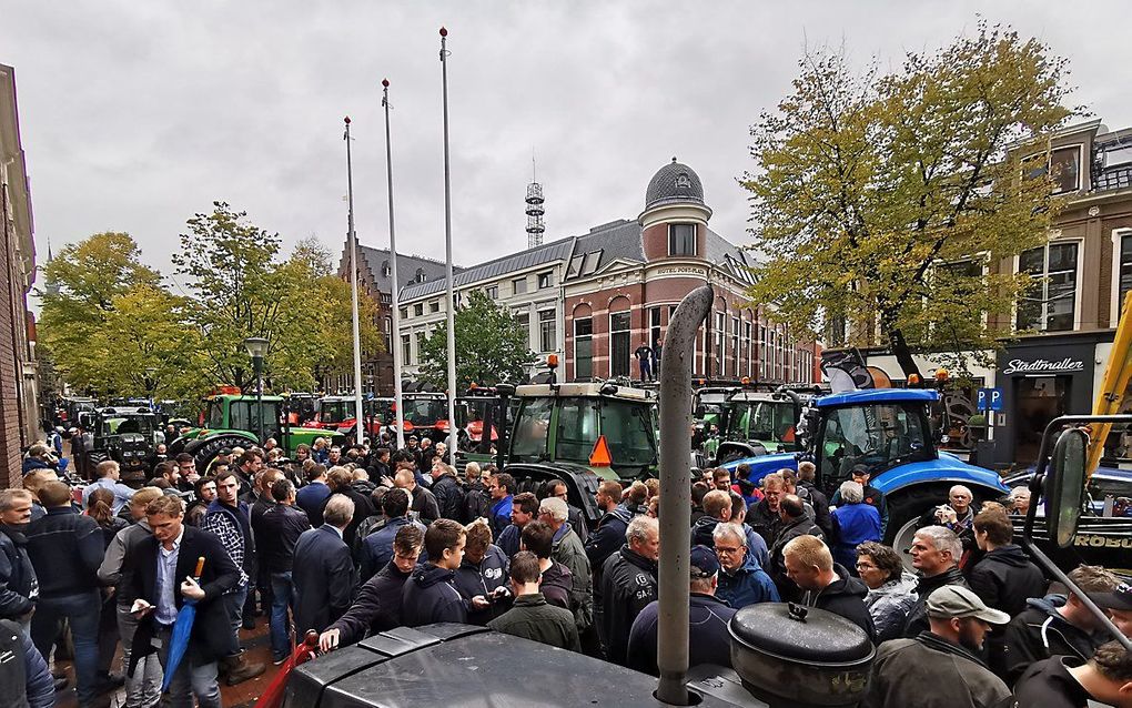 Demonstrerende boeren dwongen vrijdag in Leeuwarden af dat gedeputeerde Johannes Kramer de provinciale stikstofmaatregelen introk. beeld ANP, Jaring Rispens