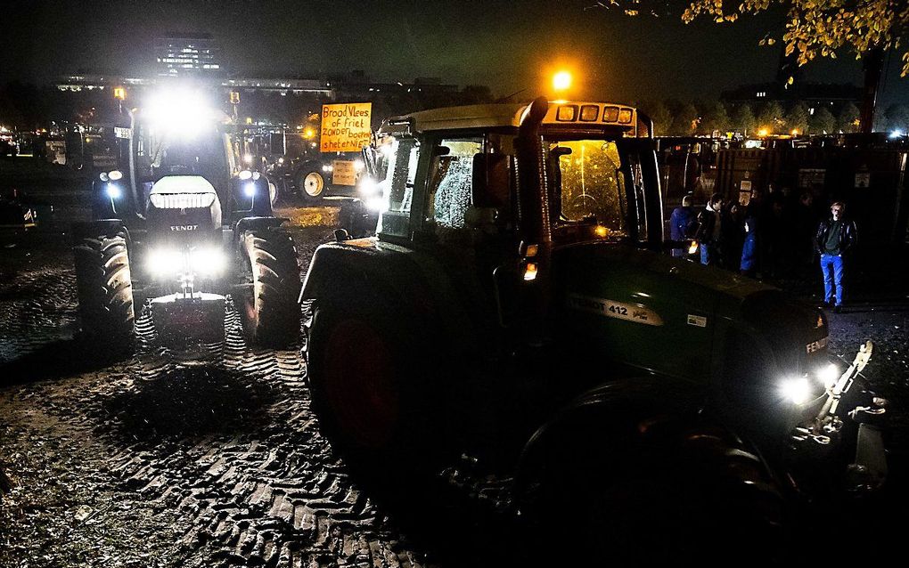 Boeren vertrekken vanaf het Malieveld na afloop van een dag vol protesten tegen het stikstofbeleid. beeld ANP, Sem van der Wal