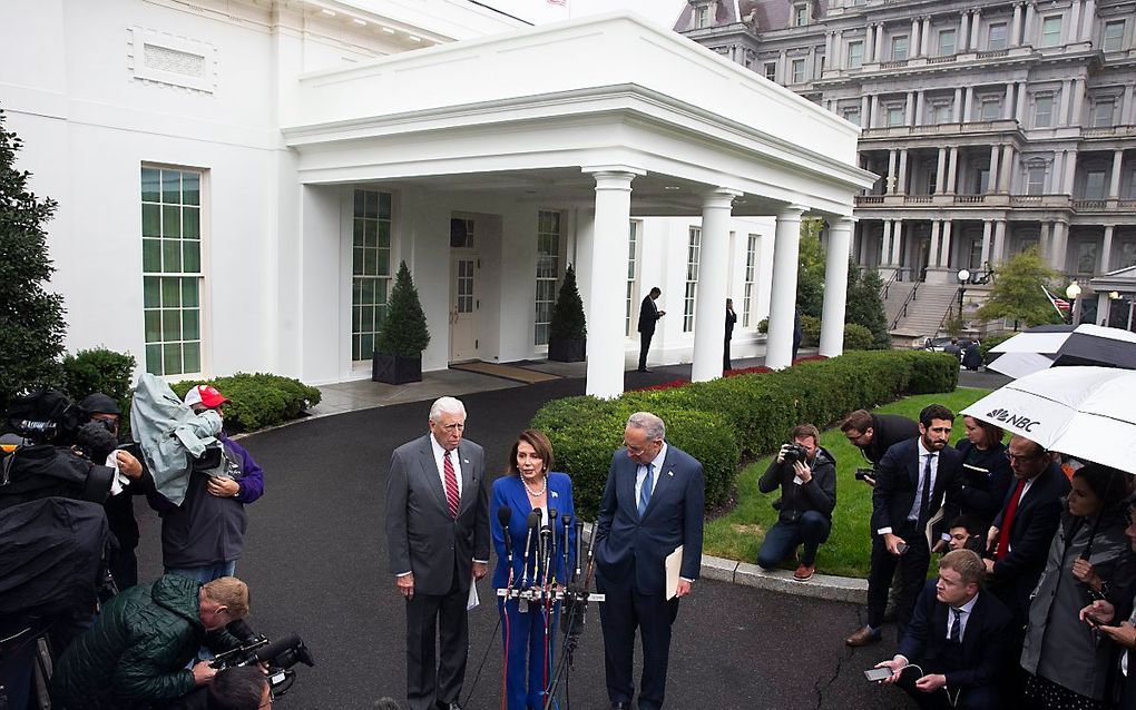 De Democratische voorzitter van het Huis van Afgevaardigden, Nancy Pelosi (m.) had woensdag een harde confrontatie met president Trump in het Witte Huis. beeld EPA