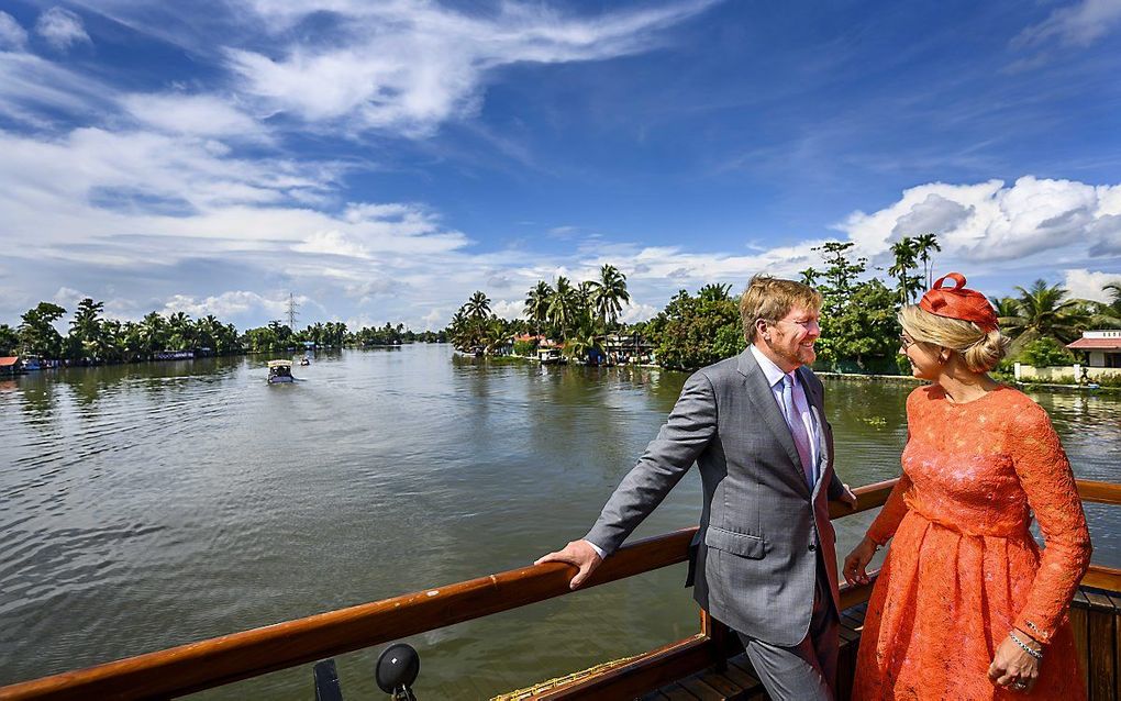 Het koningspaar tijdens een vaartocht door de 'backwaters' van Alleppey in de deelstaat Kerala. beeld ANP