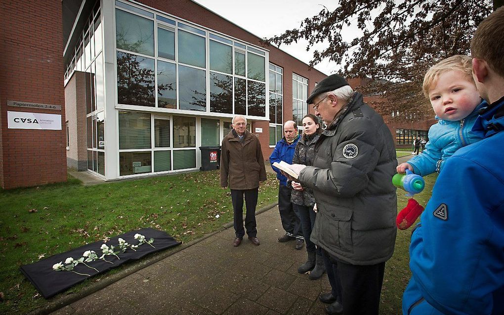 Stil protest in 2014 door Schreeuw om Leven bij een abortuskliniek: zes rozen voor de zes kinderen die de vorige dag geaborteerd zijn. beeld RD, Henk Visscher