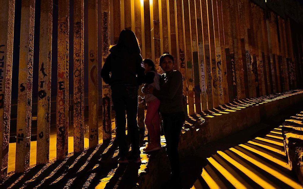 Een Mexicaans gezin bij de grens met de VS. beeld AFP