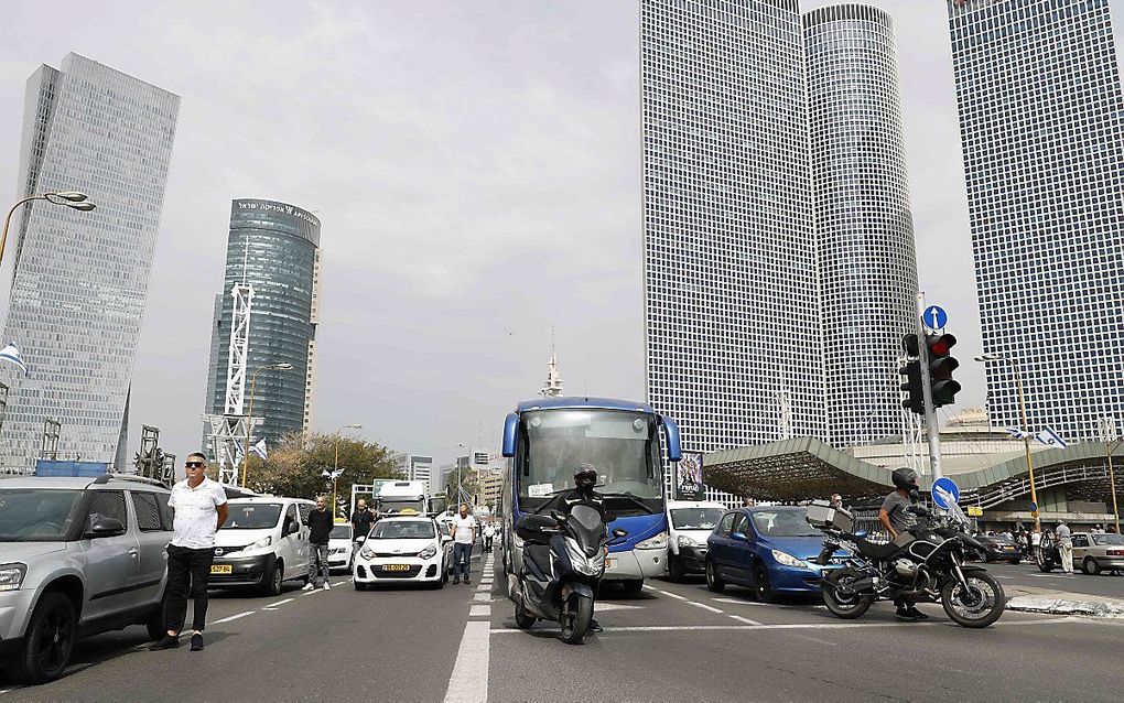 Automobilisten in Tel Aviv staan donderdag naast hun auto's tijdens de herdenking van de slachtoffers van de Holocaust. beeld AFP