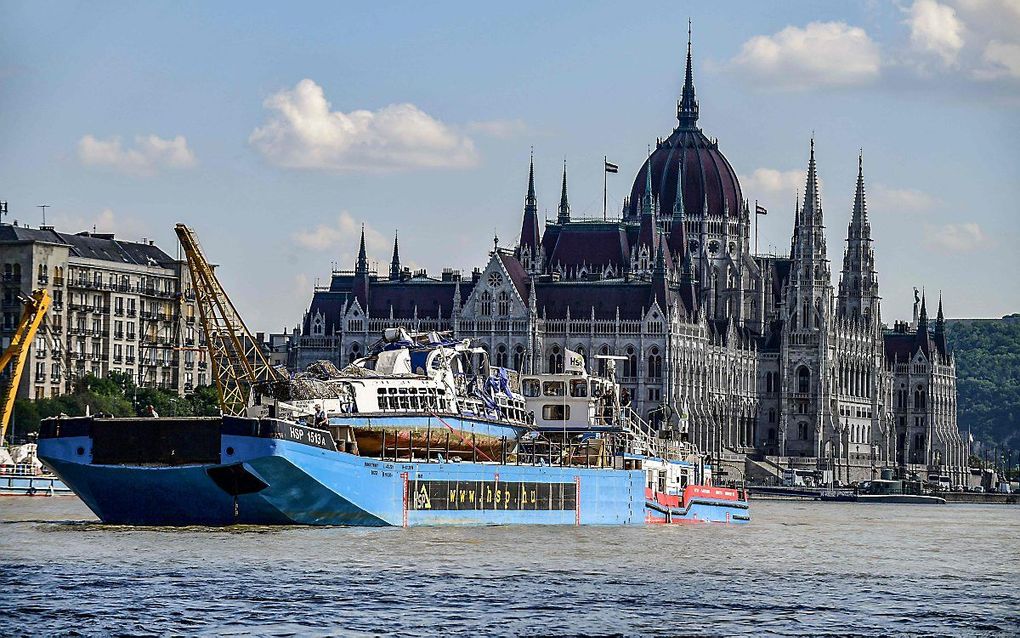 De geborgen rondvaartboot wordt afgevoerd. beeld AFP