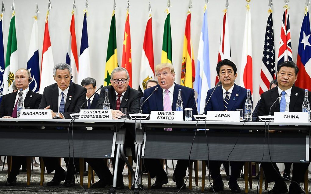 Donald Trump spreekt vrijdag tijdens de G20-top in Osaka met onder andere Xi Jinping naast zich. beeld AFP, Brendan Smialowski